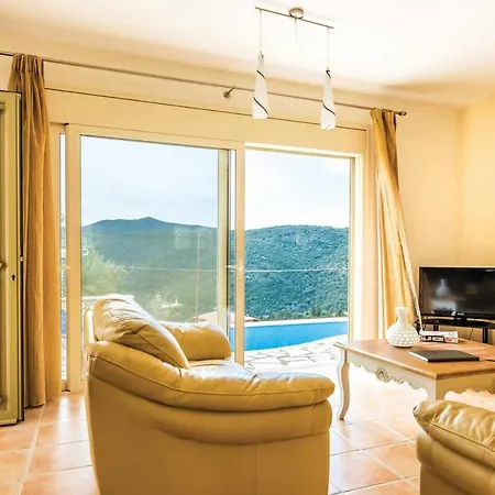 Villa Sleeps 4 With Pool Air Con And Wifi *
