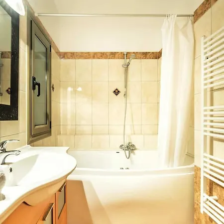 Sleeps 4 With Pool Air Con And Wifi