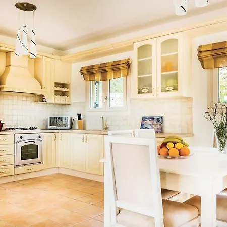 Sleeps 4 With Pool Air Con And Wifi Mikros Gialos